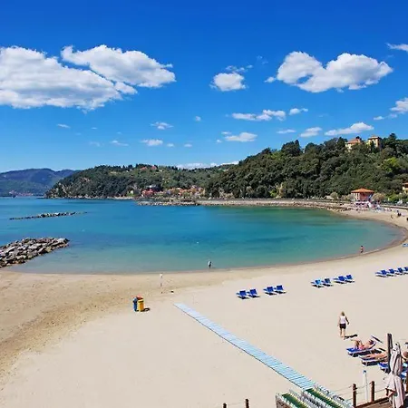 International Holidays Luxe House: Beachfront Pool In Lerici, Pet-friendly Holiday park