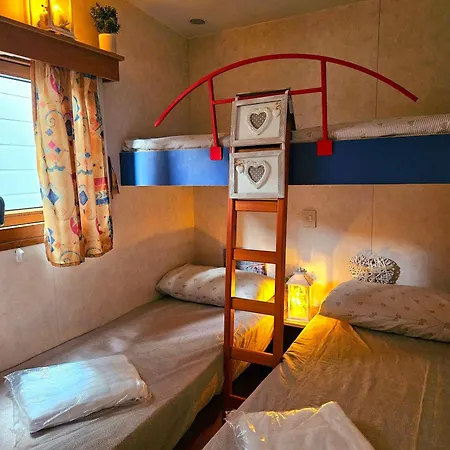 International Holidays Luxe House: Beachfront Pool In Lerici, Pet-friendly Holiday park *